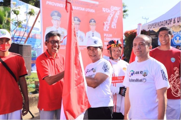 Sukseskan Gerakan 10 Juta Bendera, Gubernur Bagikan Ribuan Bendera Merah Putih | Tarakan TV