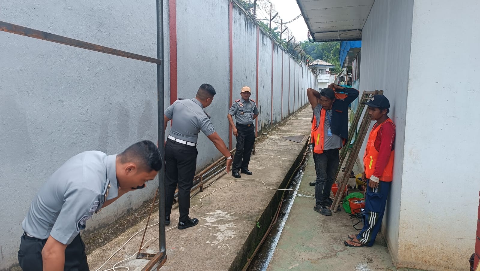 Deteksi Dini Risiko Gangguan Kamtib, Kalapas Sutarno Monitoring Pembangunan Tembok Lapas