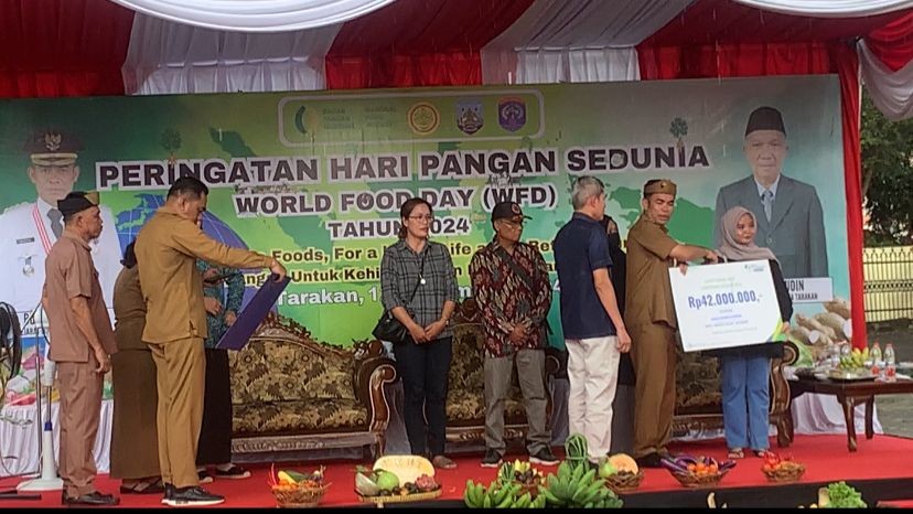 Hari Pangan Sedunia, Pj Wali Kota Tarakan Serahkan Santunan Kecelakaan Kerja dan Kematian