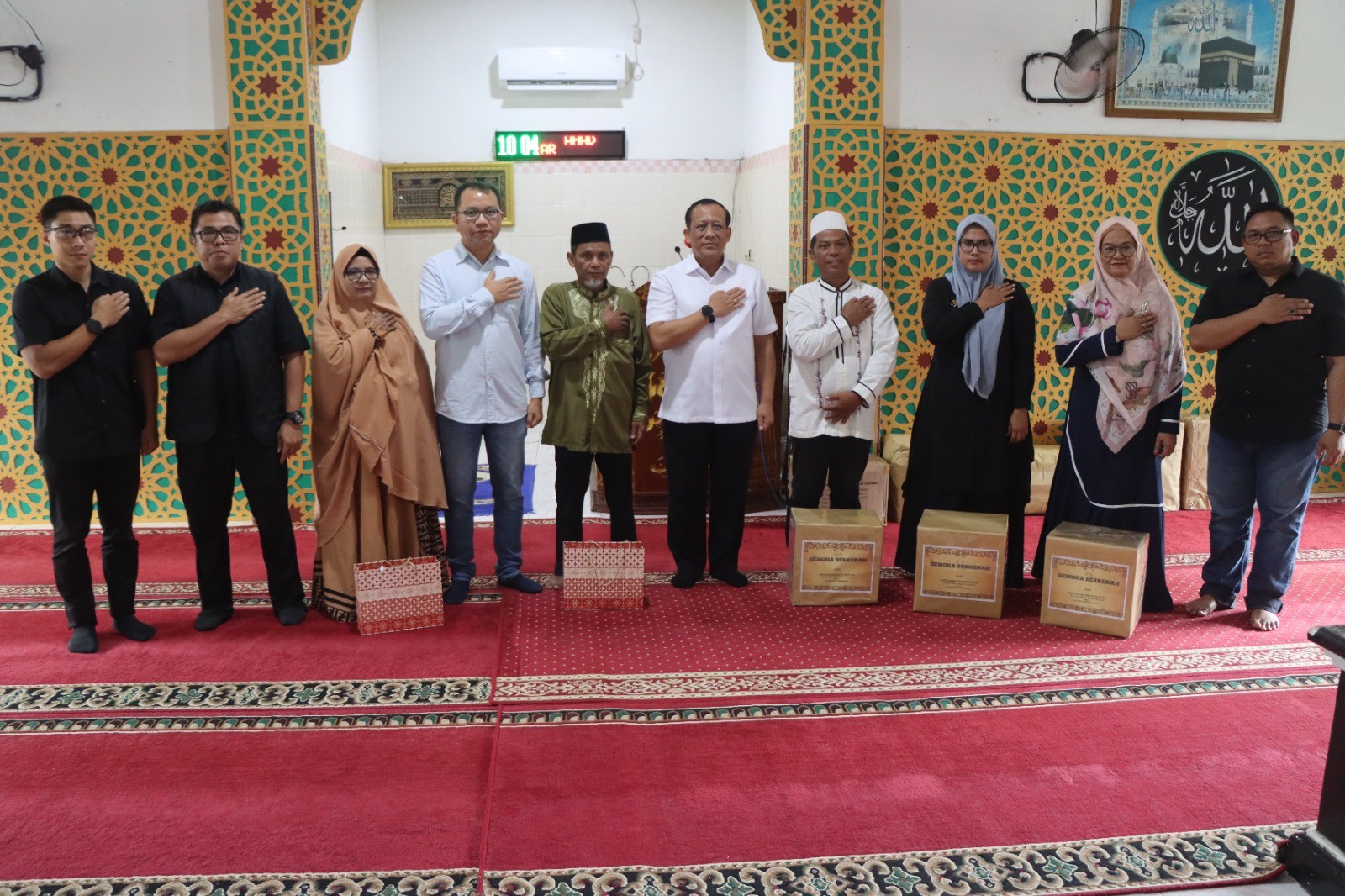 Kapolda Kaltara Berikan Bantuan Peralatan Salat untuk Santri di Masjid Al-Maaruf Selumit Pantai