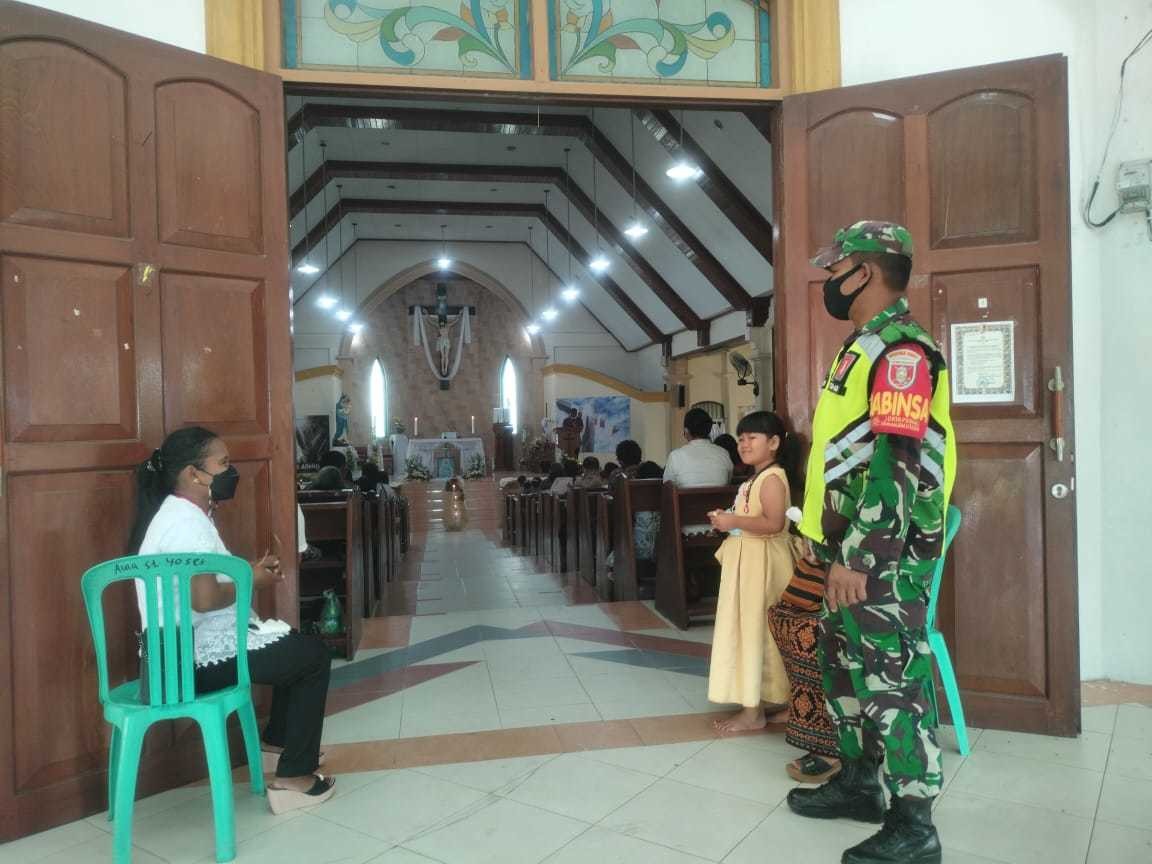 Awasi Gereja,Babinsa Koramil Tarut Pastikan Ibadah Minggu Penuhi Standar Protokol Kesehatan