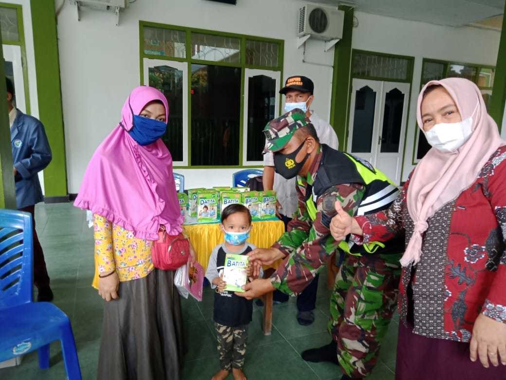 Babinsa Koramil 0907/02 Tarteng Salurkan Bantuan Paket Susu Keposyandu