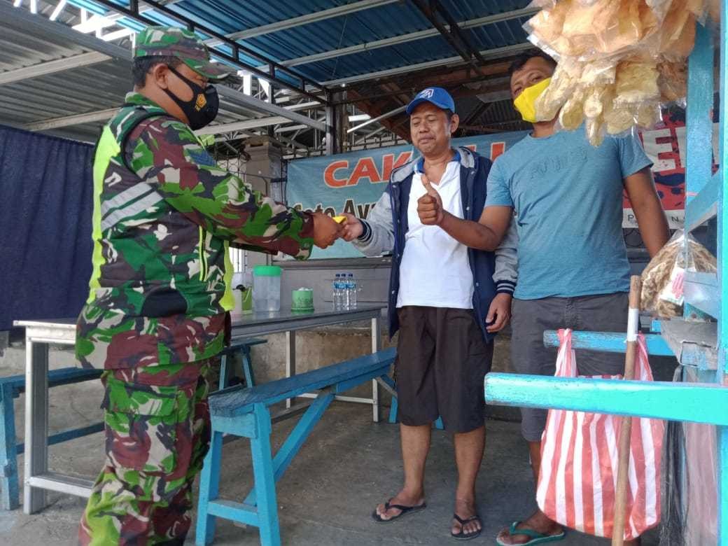 Babinsa Tarakan Tengah Bagikan Sembako Untuk Warga Terdampak