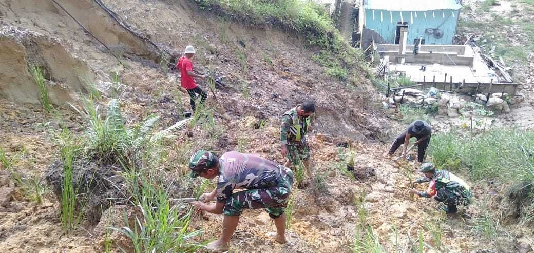 Cegah Longsor,Kodim 0907/Trk Ajak Warga Tanam Vertiver.