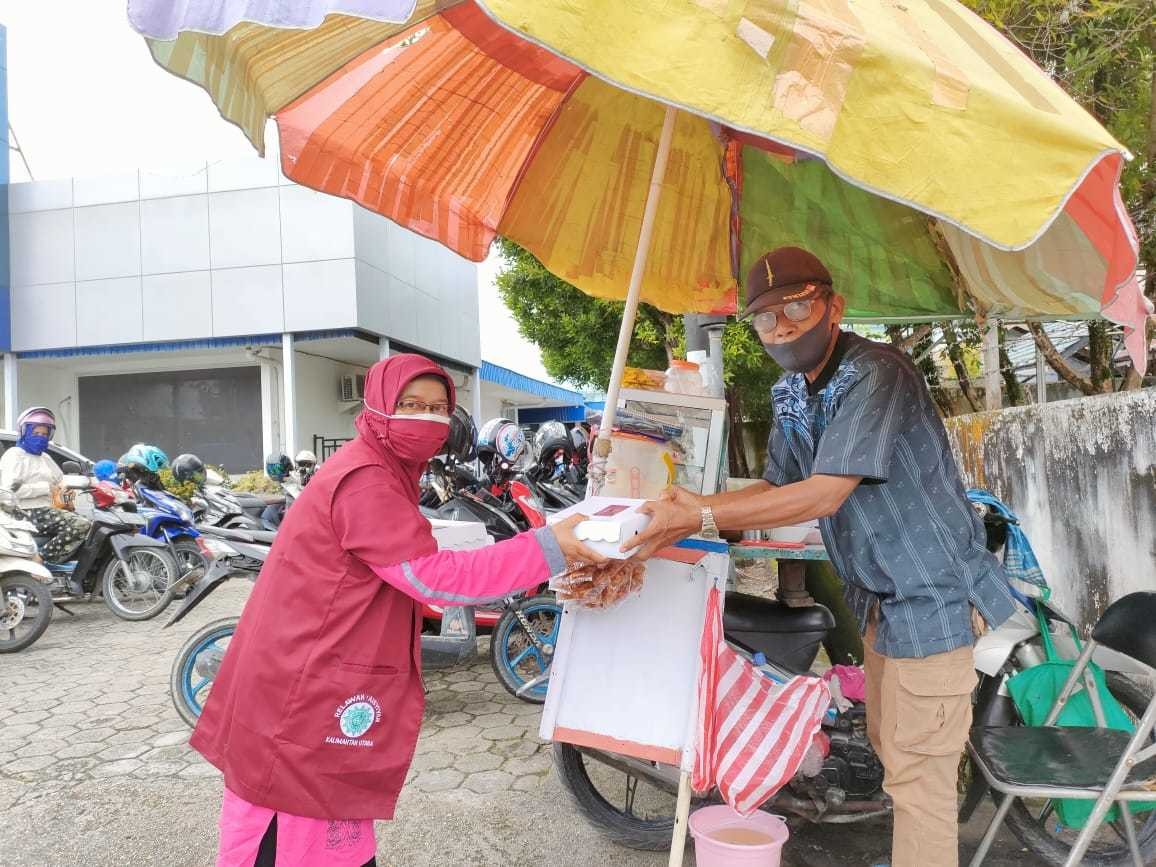 Peduli Masyarakat Terdampak Pandemi Covid-19, Aisyiyah Bagi-Bagi Ratusan Makanan Gratis