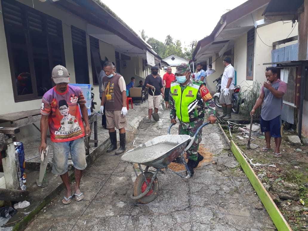 Penuh Semangat,Babinsa Koramil 0907/03 Tarbar Dan Warga Garap Semenisasi Jalan