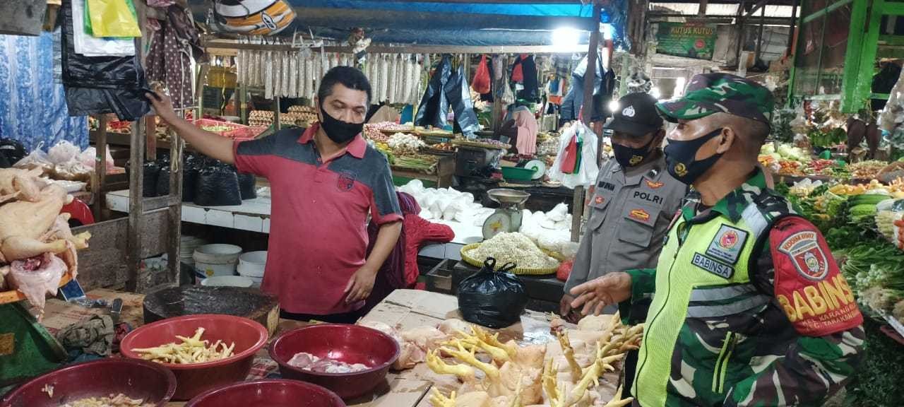 Sembari Tegakan Prokes, Babinsa Koramil Tarbar Cek Harga Sembako Dibulan Ramadhan