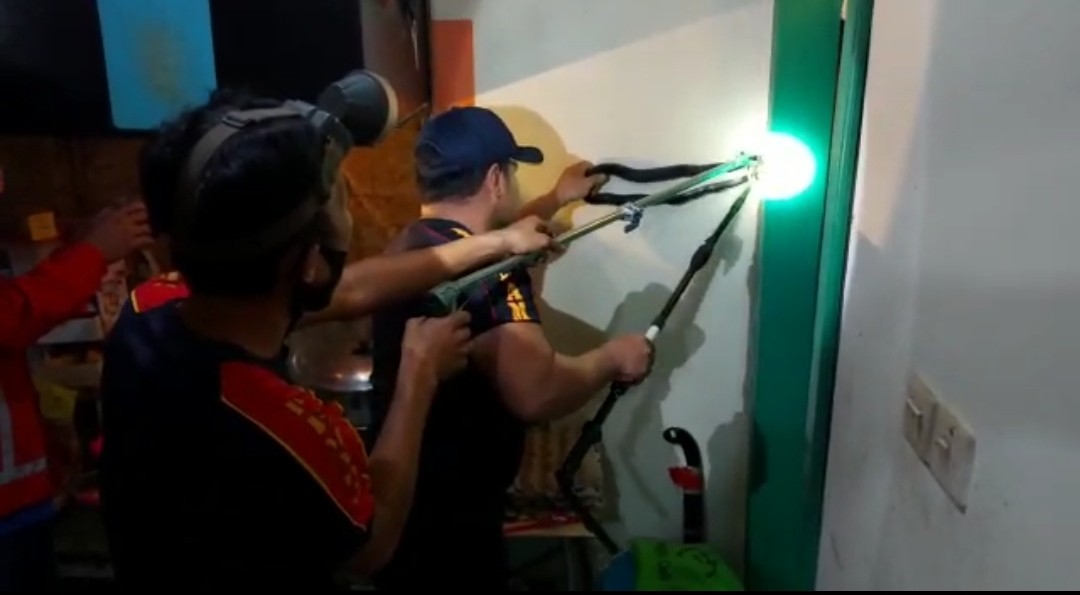 Tim Fire Rescue Tarakan Amankan Ular Cobra Borneo