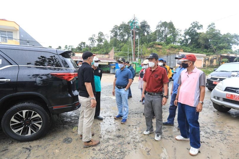 Walikota Monitor Permasalahan Banjir dan Jalan Rusak di Kawasan Jalan depan Yonif 613/Raja Alam