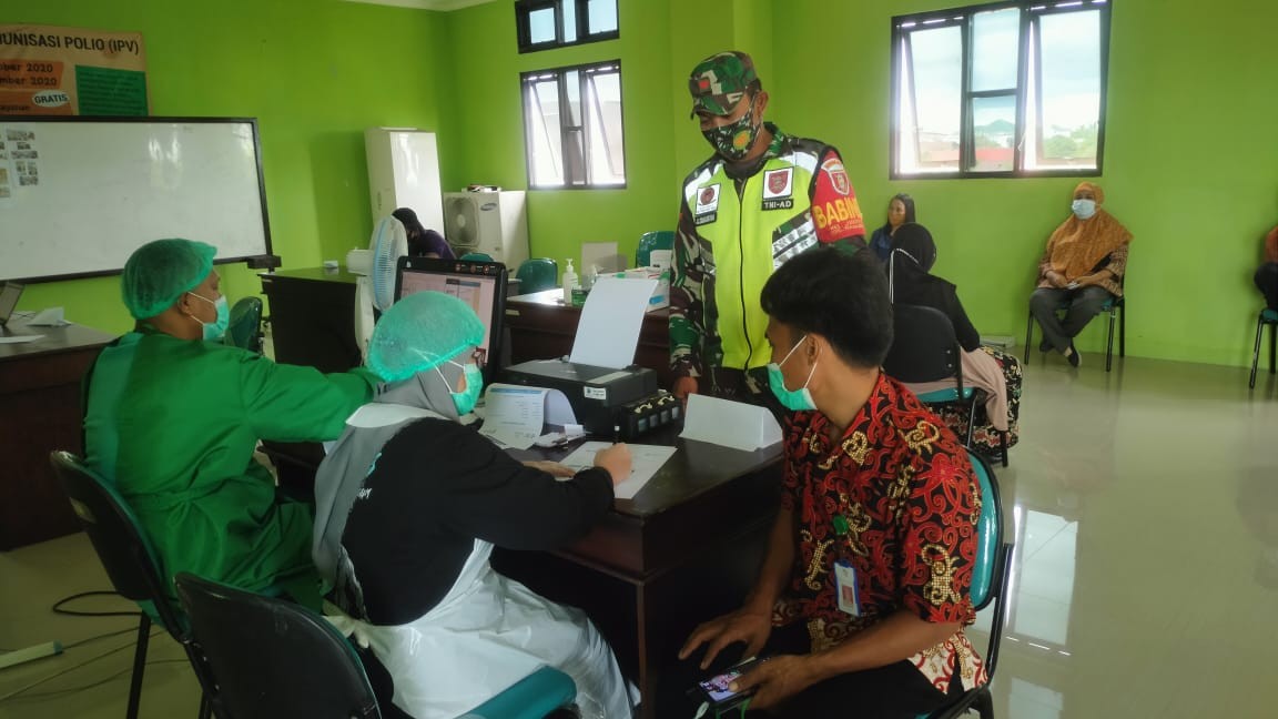 Beri Rasa Aman Babinsa Koramil 0907/04 Tarut Dampingi Vaksinasi Covid 19