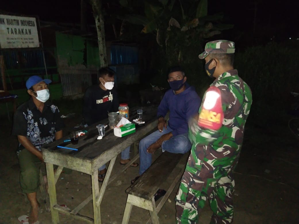Tak Hanya Siang, Malam Pun Babinsa Kodim 0907 Terus Bergerak Ingatkan Warga Prokes