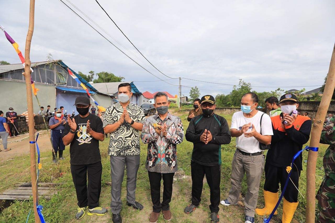 Walikota Ikuti Kegiatan Kerja Bakti di Kelurahan Karang Anyar