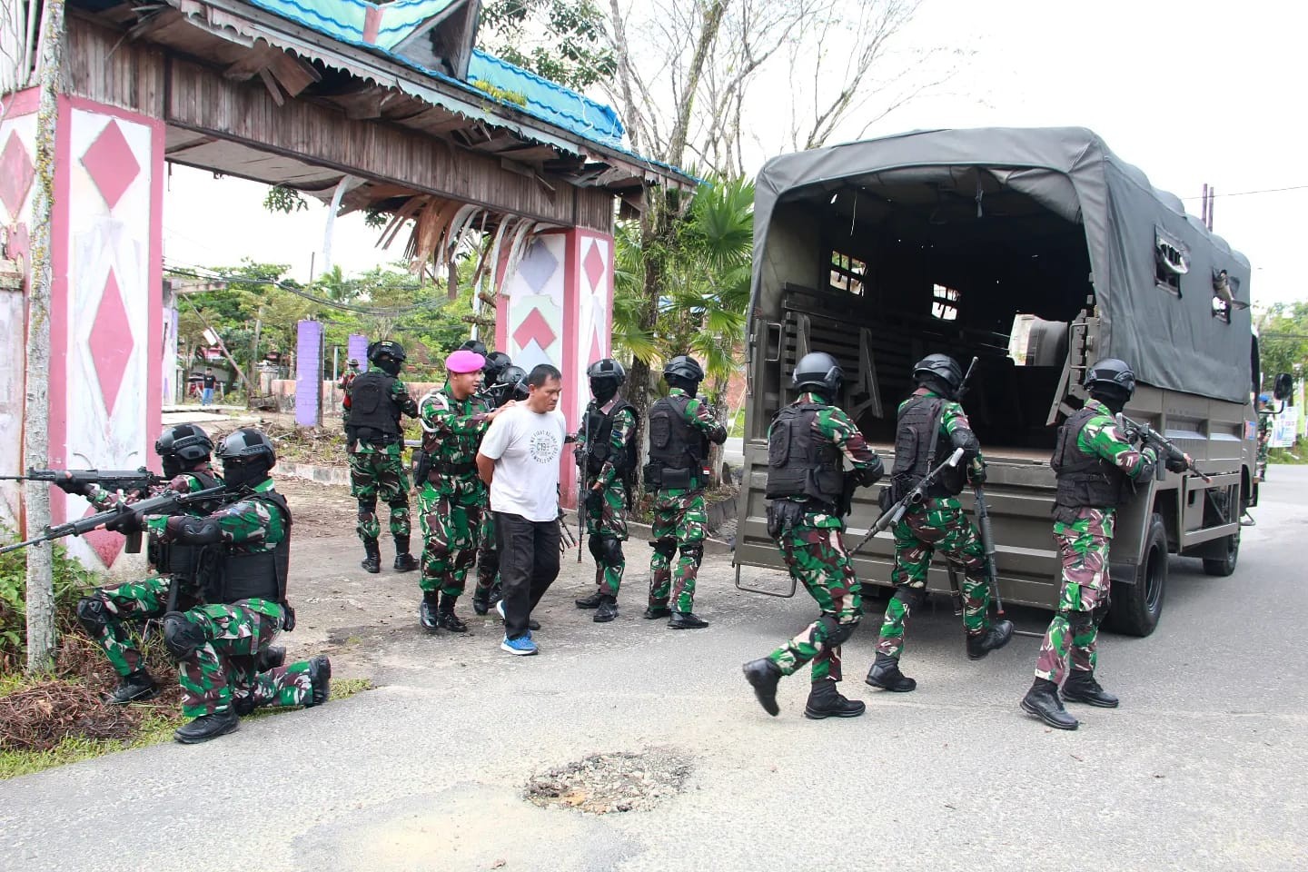 Lakukan Pengamanan Pemilu, Beruang Perkasa Yonmarhanlan XIII Tarakan Lakasanakan Perang Jarak Dekat