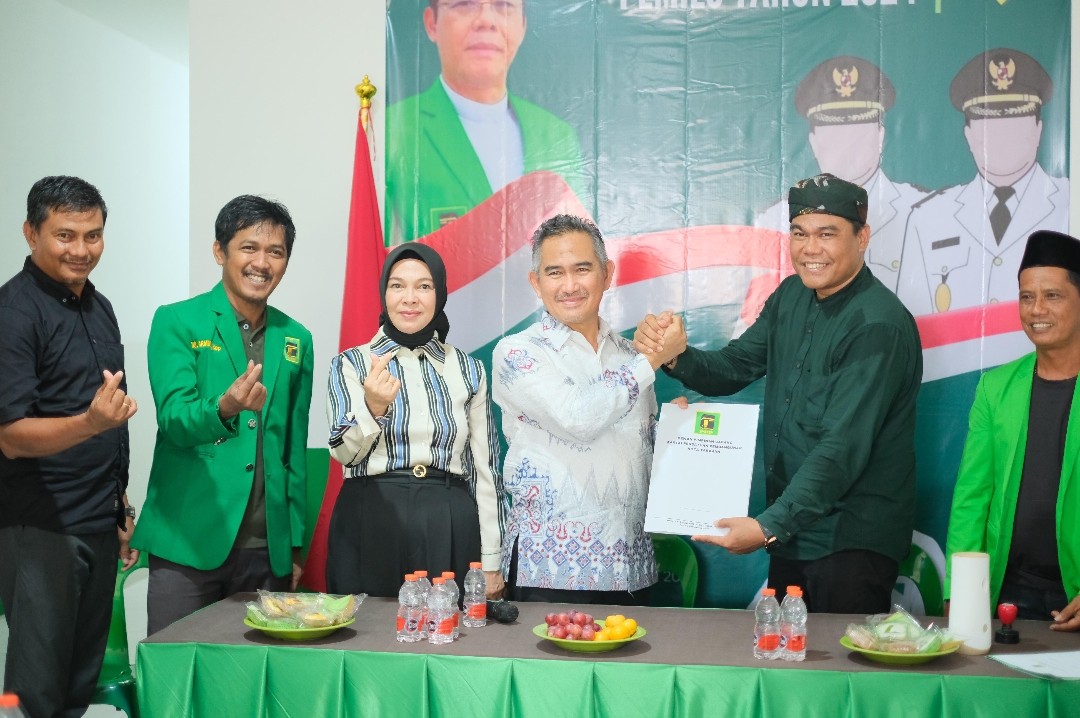 TARAKAN – Partai Demokrat keluarkan rekomendasi kepada Khairul, yang diserahkan secara langsung melalui Sekjen DPP, Teuku Riefky Harsya, Rabu (22/5/2024). Setelah terbitnya rekomendasi, Demokrat memberikan waktu maksimal Satu bulan untuk menentukan nama Wakil Wali Kota sebagai pendamping di Pilkada Tarakan.  Sebab Demokrat akan mencantumkan nama Khairul beserta Wakilnya, pada dokumen B1-KWK yang akan menjadi salah satu syarat pendaftaran di KPU Tarakan. Selain menentukan Wakil, Khairul juga diberi tugas untuk segera menyelesaikan proses penjajakan dalam rangka membangun koalisi parpol.  “Khairul diberikan waktu maksimal satu bulan untuk menentukan nama wakil. Setelah itu, dokumen akan kembali diserahkan kepada DPC, DPD Kaltara, dan DPP secara bertahap. Selain itu, Khairul juga diminta untuk menyelesaikan pembentukan partai koalisi melalui komunikasi yang telah dilakukan,” terang Ketua DPC Demokrat Tarakan, Herman Hamid.  Demokrat menjadi parpol pertama yang tegas menyatakan sikap untuk mengusung Khairul di Pilkada 2024. Pada proses penjaringan lalu, Khairul resmi mendaftar di PKS, Demokrat, PDIP, Golkar, PAN, PPP, Nasdem dan Hanura.   “Ini merupakan kali pertama surat rekomendasi diterbitkan. Kami bersyukur karena dapat menyelesaikannya dalam waktu yang relatif singkat. Dua hingga tiga hari setelah proses di Jakarta, kami akan meningkatkan komunikasi lintas partai,” ujar Herman Hamid.  Terkait peta koalisi parpol, Herman Hamid menyebut, peluang Khairul membentuk koalisi besar kian terbuka. Herman juga mengatakan, figur yang saat ini sudah menyatakan diri siap bertarung di Pilkada Tarakan, santer disebut akan merapat untuk memberi dukungan kepada Khairul.  “Banyak kemungkinan. Hampir pasti delapan partai akan mendukung Pak Khairul. Ini adalah evaluasi yang rasional menurut kami,” pungkasnya. (*)