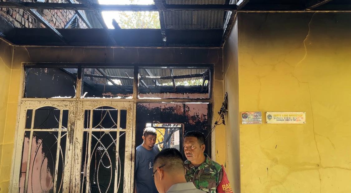 Ditinggal Pemilik, Rumah Dinas di Komplek Perumahan Bandara Hangus Dilahap Api