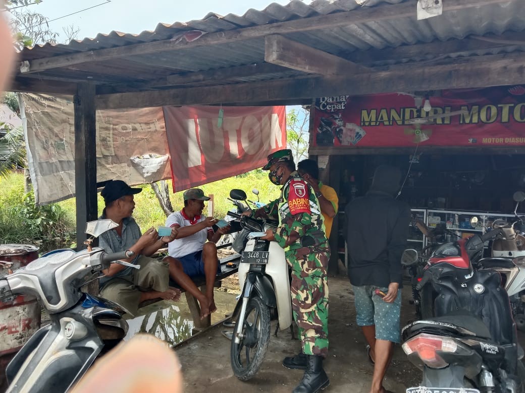 Patuhi Prokes, Babinsa Kodim 0907/Trk Rutin Himbau Warga Binaannya