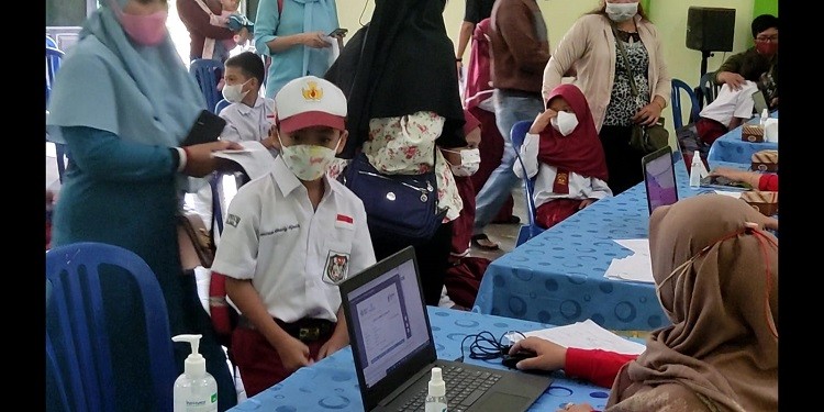 Ratusan Siswa SD Utama 2 Jalani Vaksin