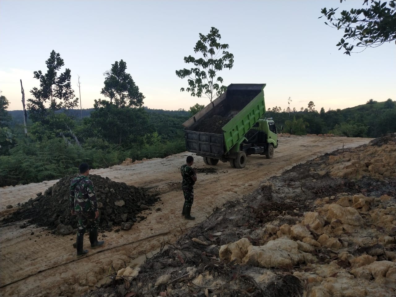 Satgas TMMD 111 Terus Kebut Pembangunan Jalan Desa Binusan Demi memudahkan Akses Masyarakat