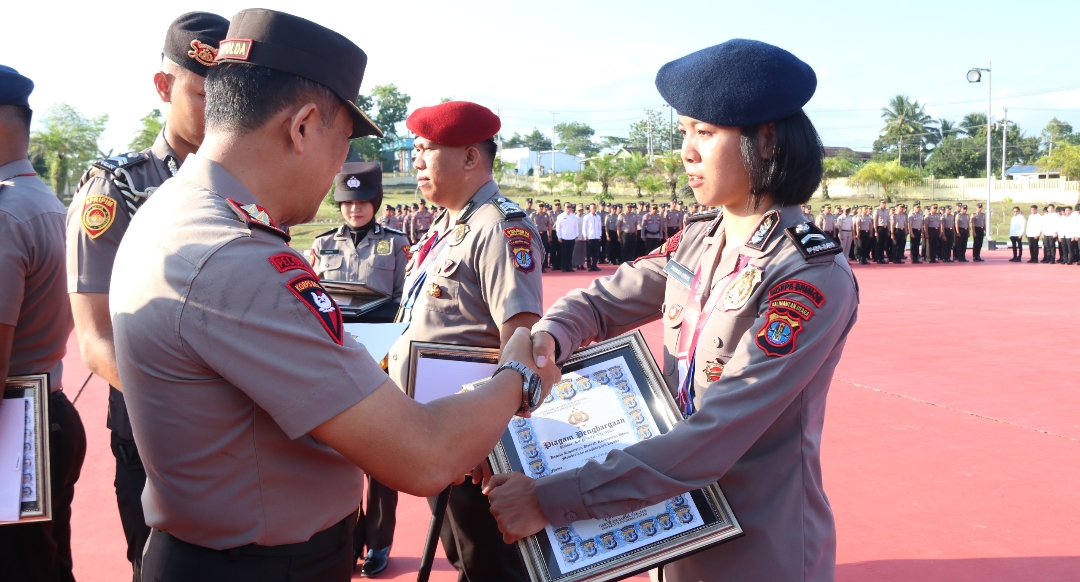 Kapolda Kaltara Berikan Penghargaan kepada Personel Berprestasi dan Generasi Muda