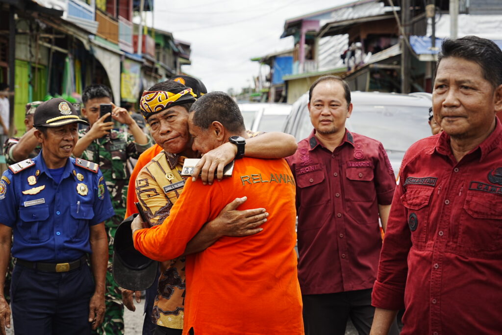 Gubernur Serahkan Bantuan Sosial Kebakaran di Desa Mansalong, Nunukan