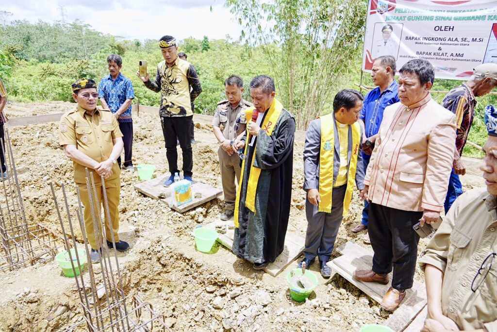Wagub Bersama Tokoh Agama Letakkan Batu Pertama Pembangunan Rumah Pastori Gereja Toraja