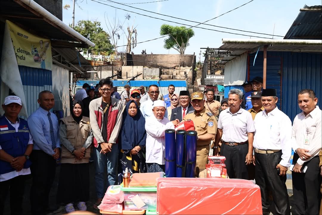 Respons Cepat Pemkot Tarakan, Serahkan Bantuan Kepada Korban Kebakaran Sebengkok