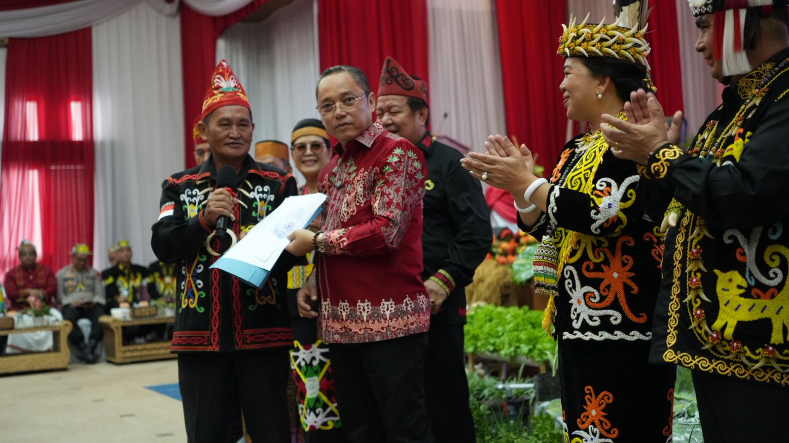 DS Terharu Terima Aspirasi Lembaga Adat