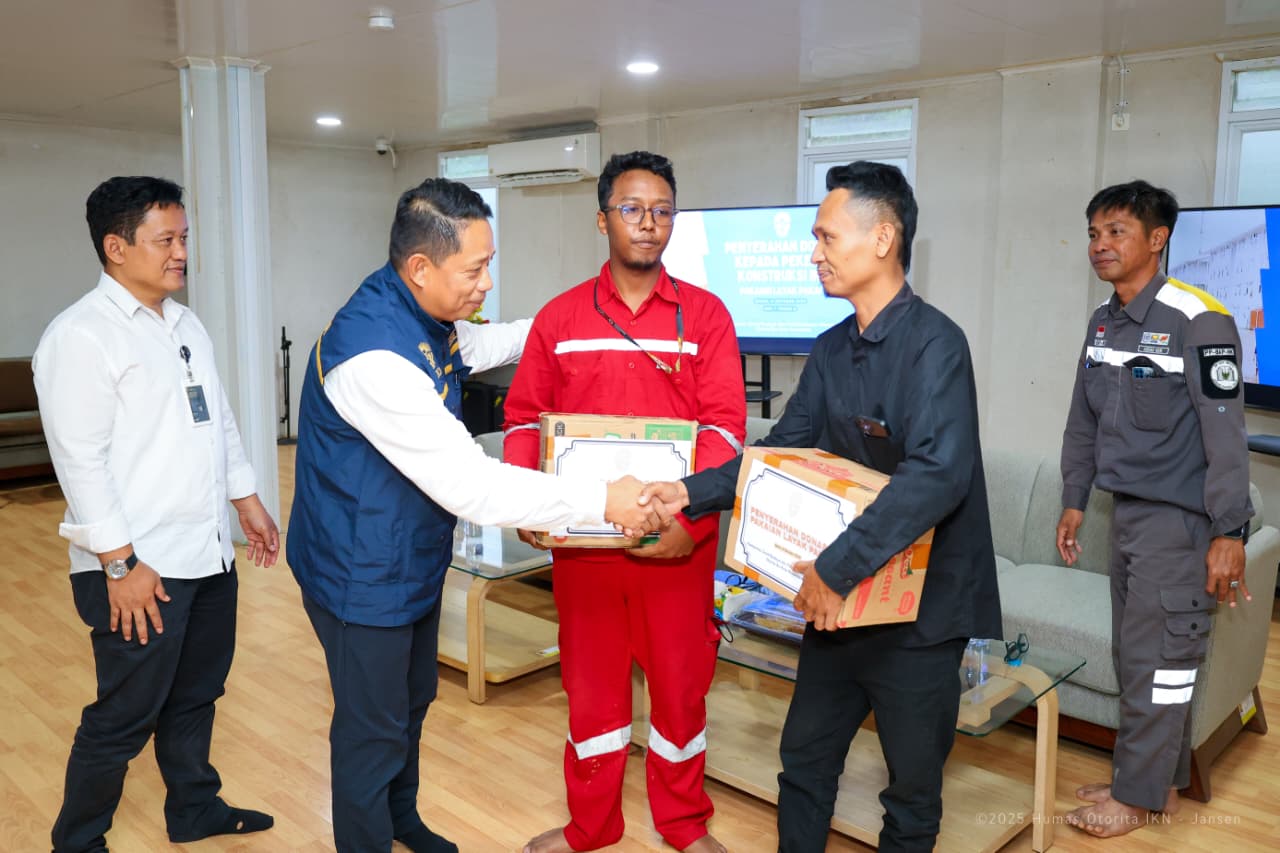 Otorita IKN Serahkan Bantuan bagi Pekerja Terdampak Kebakaran Hunian Pekerja Konstruksi