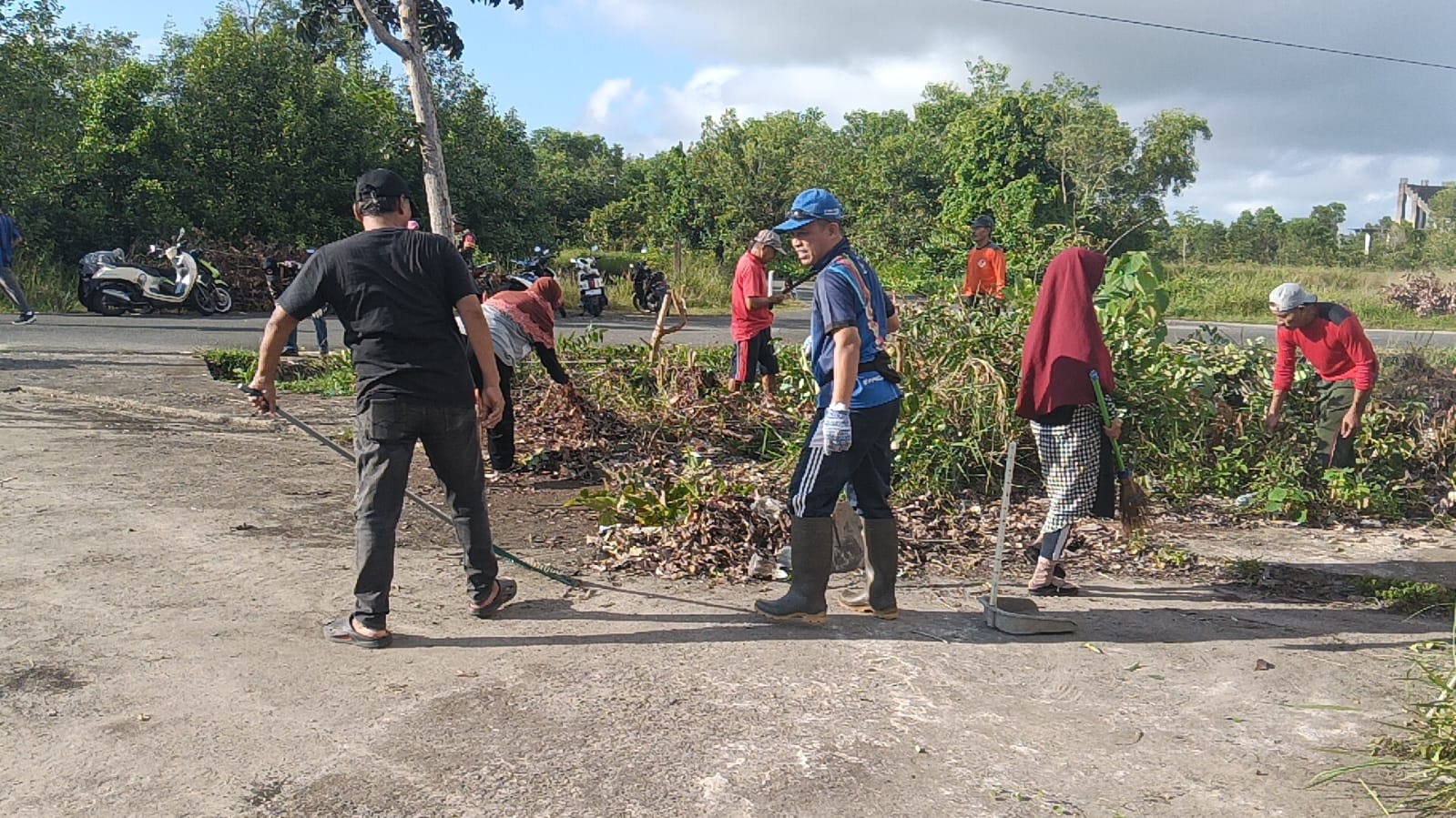 Gotong Royong Warga Kampung 4 dan IMBIPU Kaltara Bersihkan Lingkungan Masjid Baitul Izzah Islamic Center Tarakan