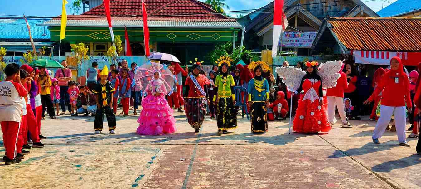 Fashion Show Daur Ulang SDN 035 Meriahkan HUT RI dan Hari Konservasi Alam Nasional