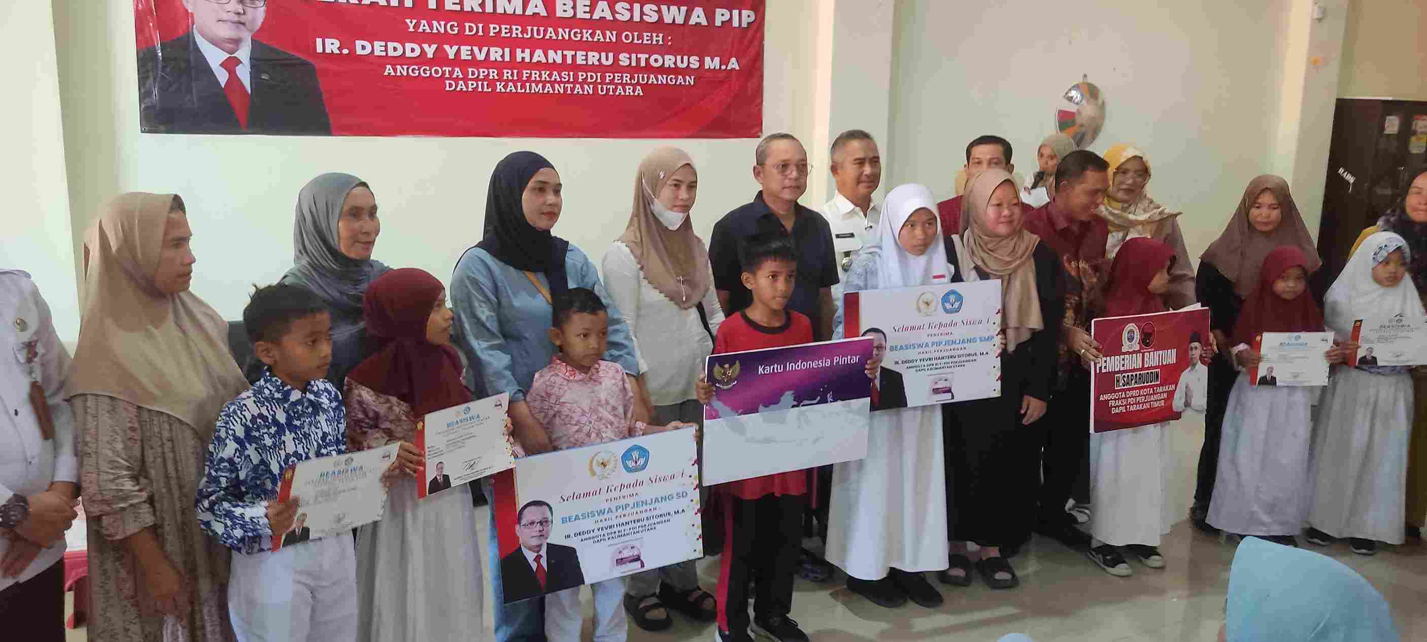 Deddy Sitorus Salurkan PIP di Tarakan